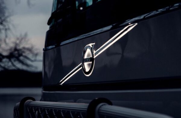 Verlichte Volvo FH5 logo - Viklight